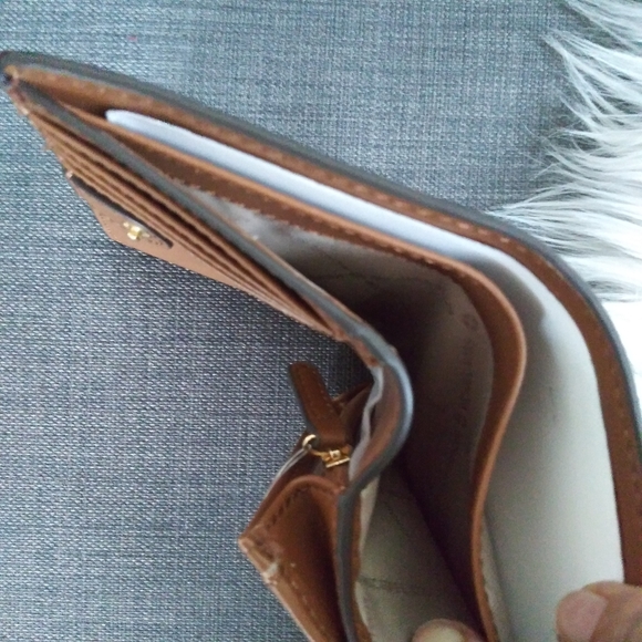 NEW MICHAEL KORS LEATHER MEDIUM SLIM WALLET - Picture 6 of 9